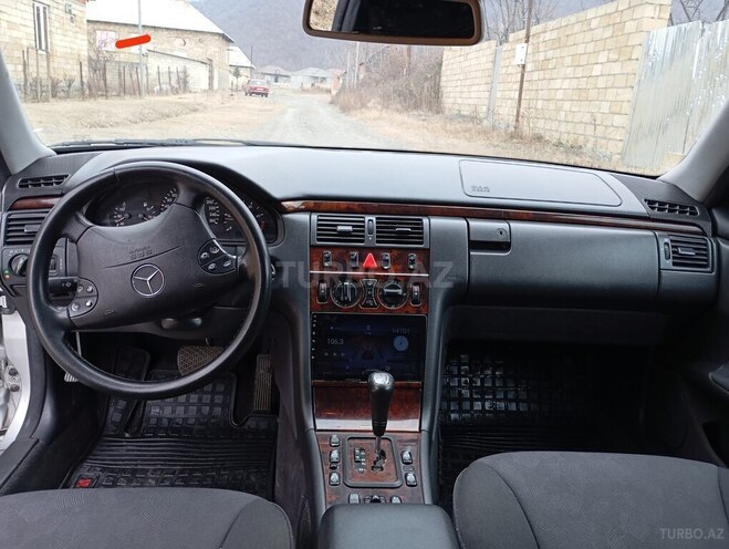 Mercedes E 270 2001, 300,000 km - 2.7 l - Qax