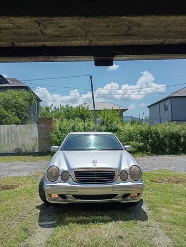 Mercedes E 270 2001, 300,000 km - 2.7 l - Qax