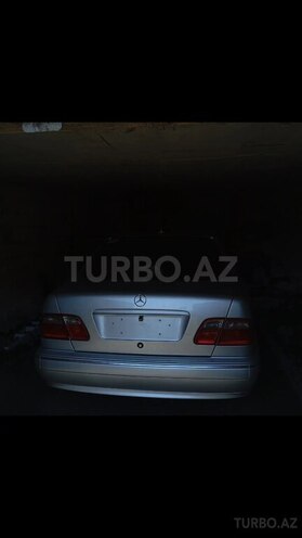 Mercedes E 270 2001, 300,000 km - 2.7 l - Qax