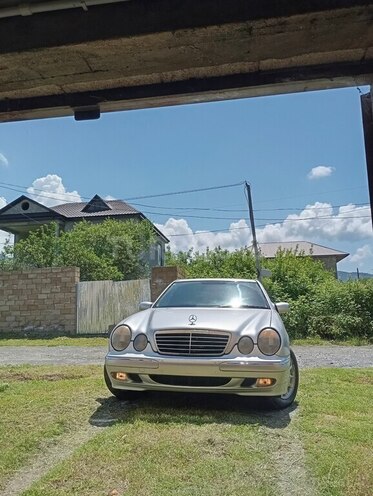 Mercedes E 270 2001, 300,000 km - 2.7 l - Qax