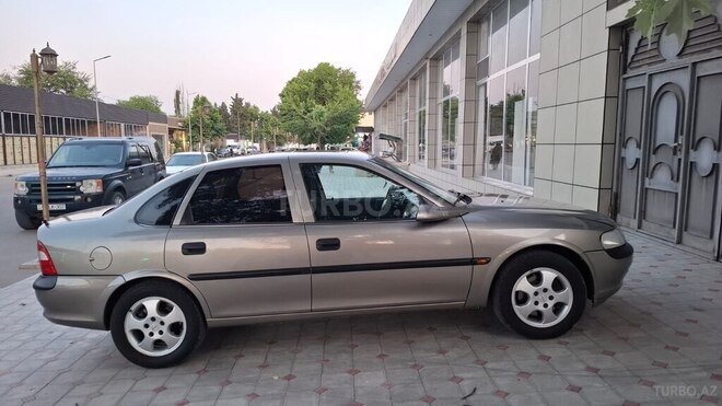 Opel Vectra 1996, 296,000 km - 2.0 l - Qazax