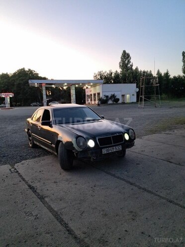 Mercedes E 230 1996, 758,000 km - 2.3 l - Qax