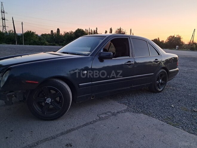 Mercedes E 230 1996, 758,000 km - 2.3 l - Qax