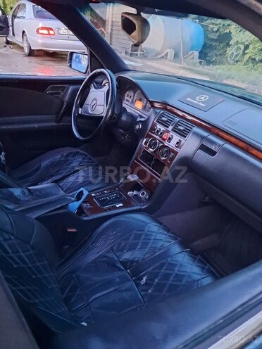 Mercedes E 230 1996, 758,000 km - 2.3 l - Qax