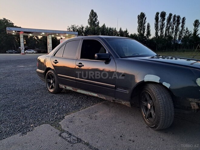 Mercedes E 230 1996, 758,000 km - 2.3 l - Qax