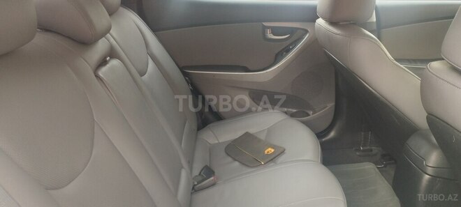Hyundai Elantra-8