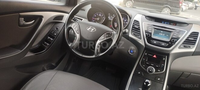 Hyundai Elantra-21