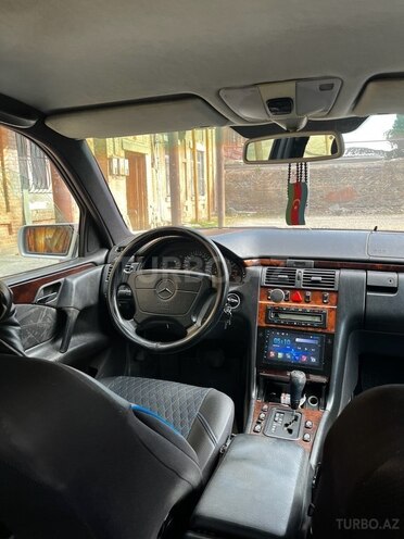 Mercedes E 240 1997, 302,358 km - 2.4 l - Bakı