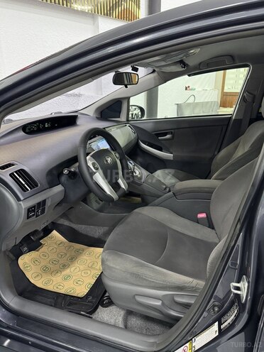 Toyota Prius-12