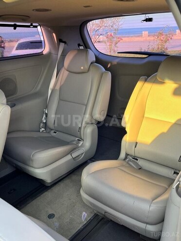 Kia Carnival-13