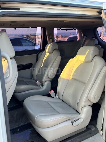 Kia Carnival-12