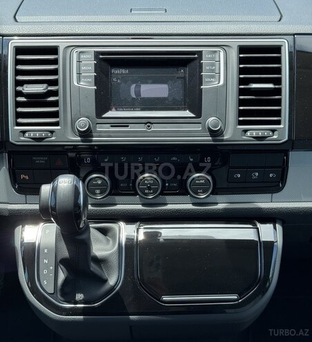 Volkswagen Multivan-21
