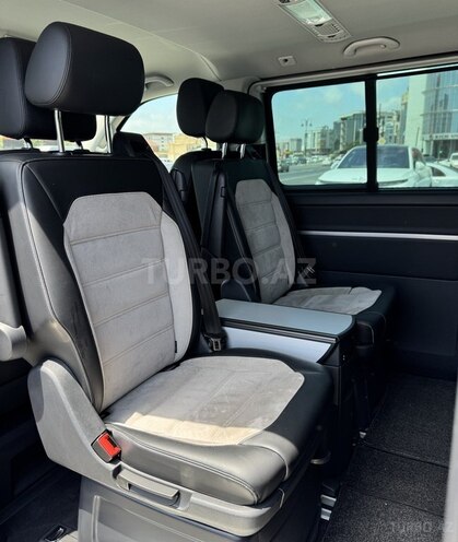 Volkswagen Multivan-13