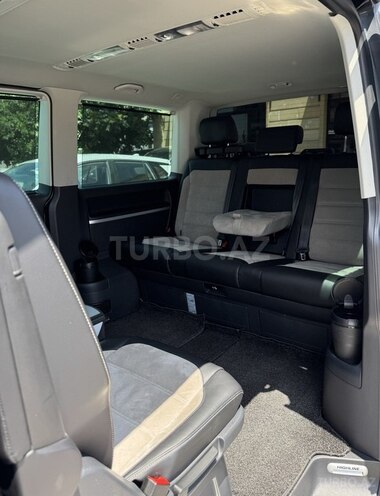 Volkswagen Multivan-12