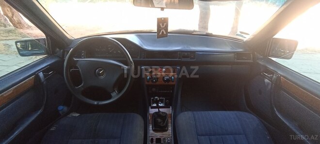 Mercedes E 200 d 1993, 135,430 km - 2.0 l - Bakı