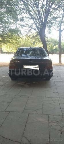 Mercedes E 200 d 1993, 135,430 km - 2.0 l - Bakı