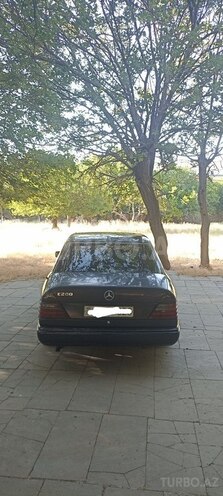 Mercedes E 200 d 1993, 135,430 km - 2.0 l - Bakı