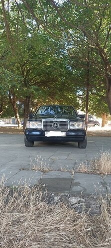 Mercedes E 200 d 1993, 135,430 km - 2.0 l - Bakı