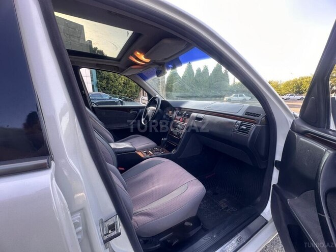 Mercedes E 240 2001, 320,555 km - 2.4 l - Qazax