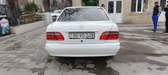 Mercedes E 240 2001, 320,555 km - 2.4 l - Qazax