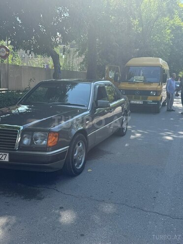 Mercedes E 200 d 1990, 707,028 km - 2.0 л - Yevlax