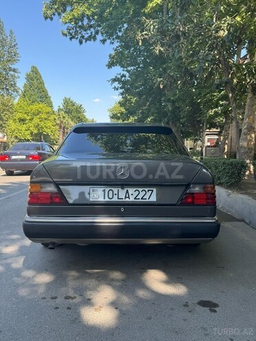 Mercedes E 200 d 1990, 707,028 km - 2.0 л - Yevlax