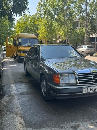 Mercedes E 200 d 1990, 707,028 km - 2.0 л - Yevlax