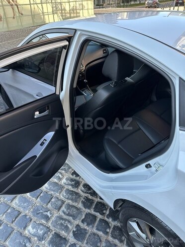 Hyundai Accent-13