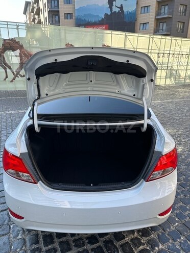 Hyundai Accent-12