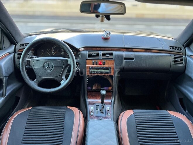 Mercedes E 280 1999, 215,300 km - 2.8 l - Sumqayıt