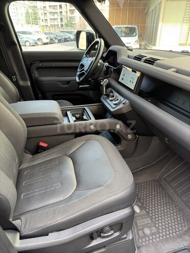 Land Rover Defender-7