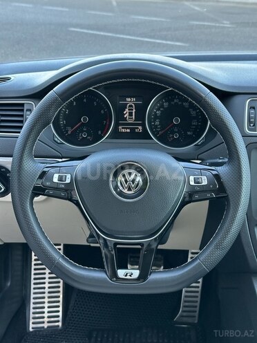 Volkswagen Jetta-13