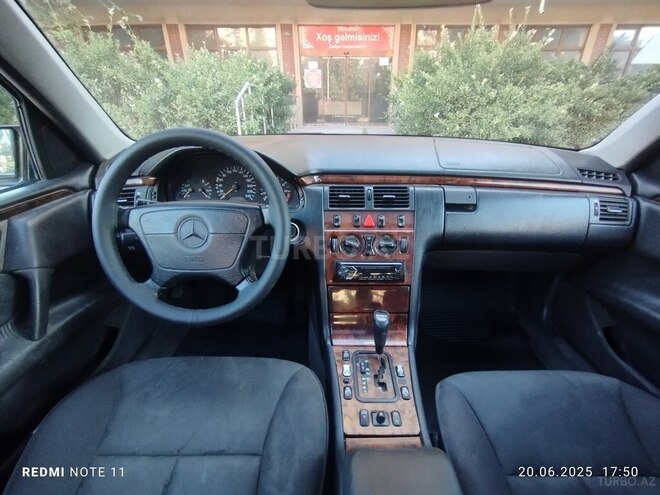 Mercedes E 240 1998, 256,000 km - 2.4 l - Sumqayıt