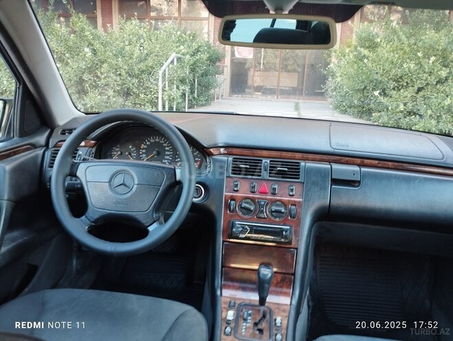 Mercedes E 240 1998, 256,000 km - 2.4 l - Sumqayıt
