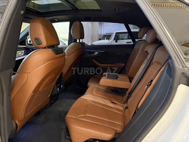 Audi Q8-13