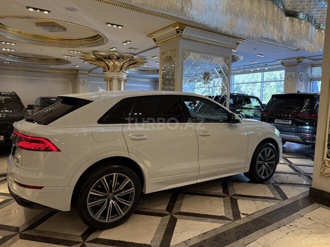 Audi Q8-8