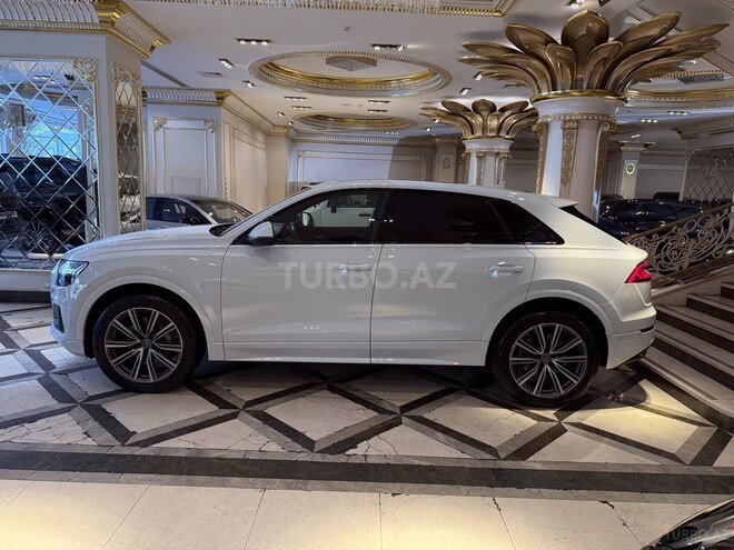 Audi Q8-5