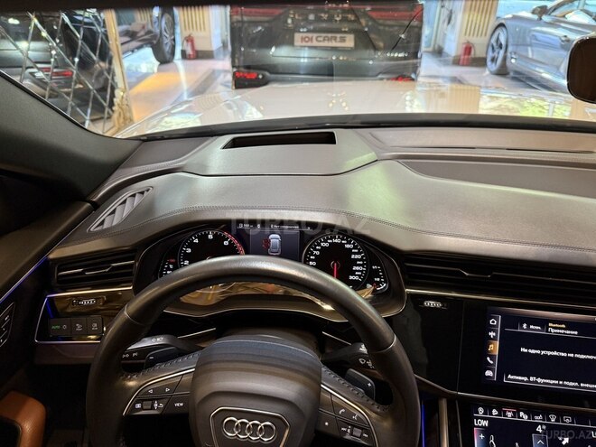 Audi Q8-14