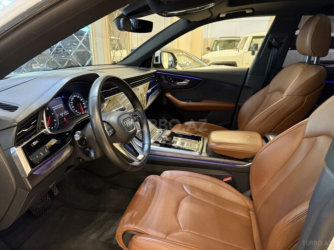 Audi Q8-10