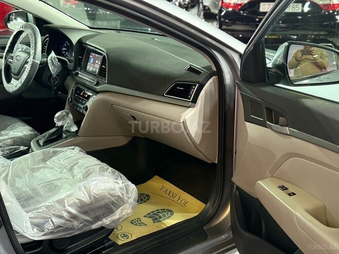 Hyundai Elantra-12
