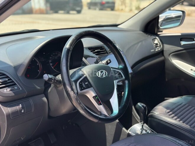 Hyundai Accent-12