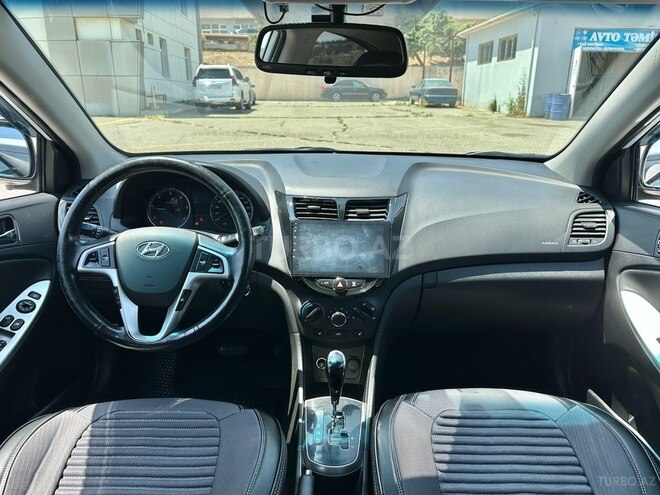 Hyundai Accent-11