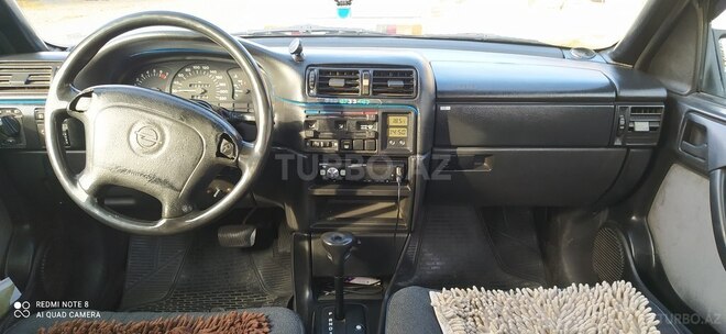 Opel Vectra 1994, 466,000 km - 2.0 l - Qax