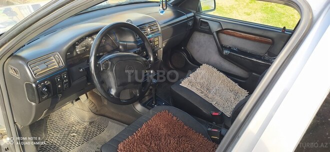 Opel Vectra 1994, 466,000 km - 2.0 l - Qax