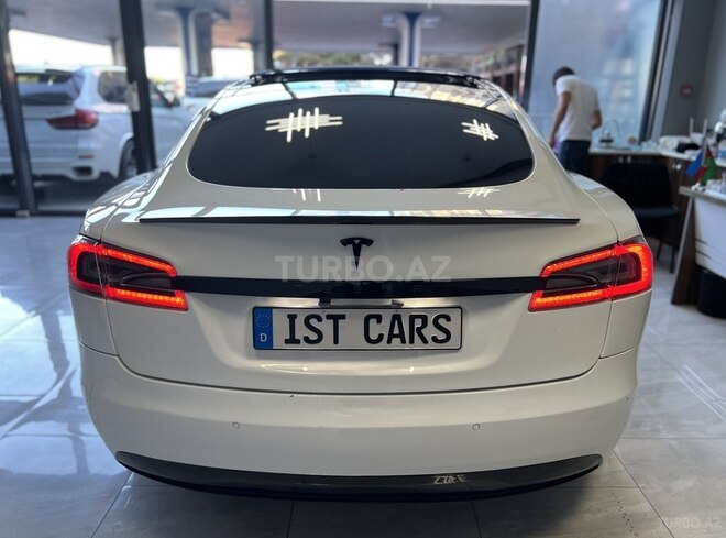 Tesla Model S-6