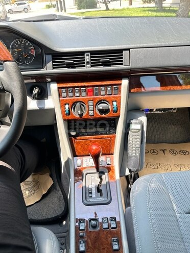 Mercedes E 220 1995, 332,000 km - 2.2 l - Bakı