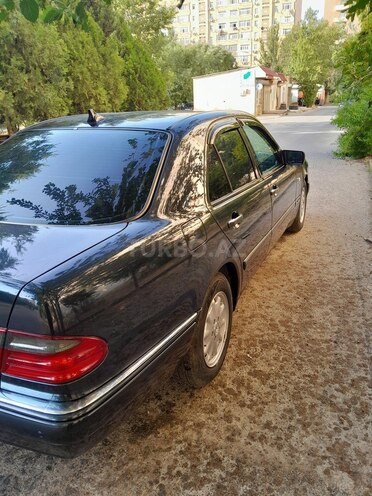 Mercedes E 240 1999, 263,000 km - 2.4 l - Sumqayıt
