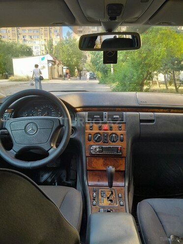 Mercedes E 240 1999, 263,000 km - 2.4 l - Sumqayıt