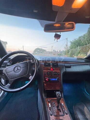 Mercedes E 200 1999, 428,369 km - 2.0 l - Bakı