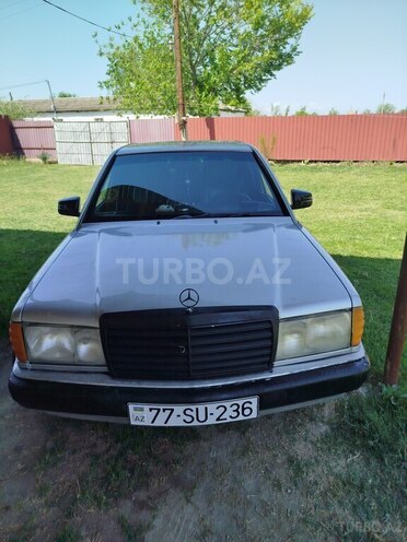 Mercedes 190 1990, 114,526 km - 2.0 l - Ucar